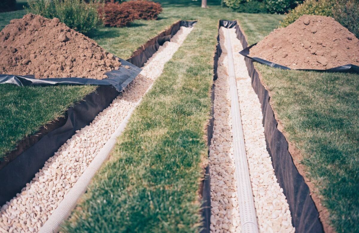 Tranchées d’épandage garnies de géotextile, de gravier roulé et de drains perforés